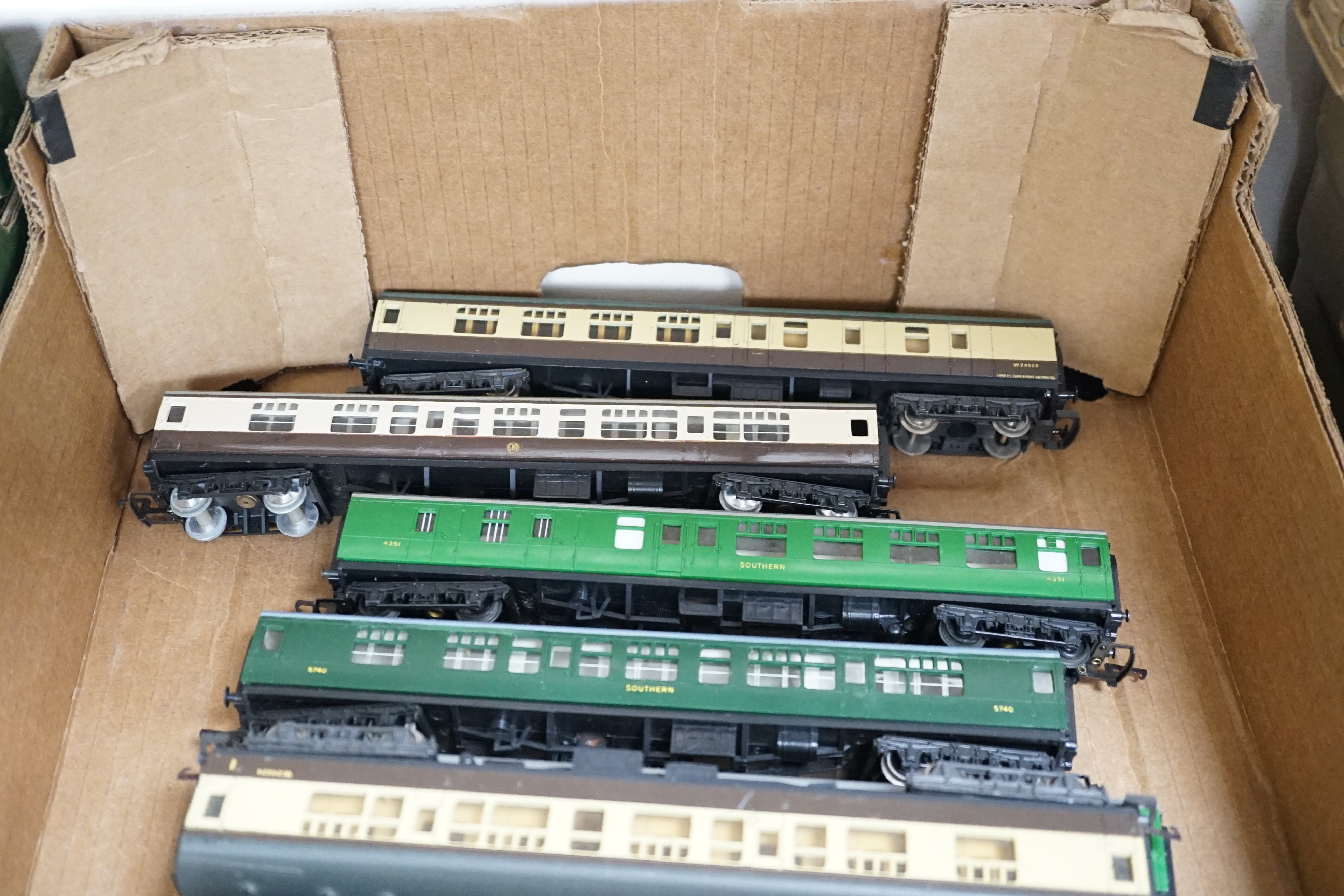 Sixteen 00 gauge model railway items by Hornby, Lima, etc. including a BR West Country Class 4-6-2, Boscastle, together with fifteen bogie coaches in Southern and Great Western livery